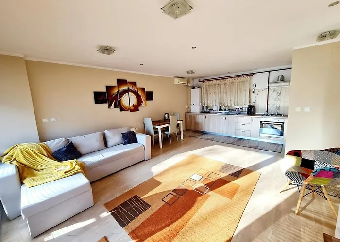 Cozy Open Space Near Old Center Of With Private Parking Space